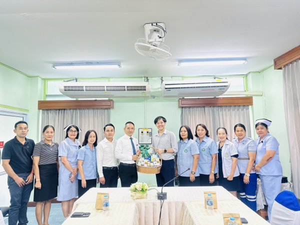 นายแพทย์จักราวุธ เผือกคง ผู้อำนวยการโรงพยาบาลท่าฉาง พร้อมด้วยคณะเจ้าหน้าที่ เข้าร่วมแสดงความยินดีกับนายแพทย์กิตติพศ เส็งศรี