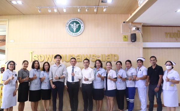 นายแพทย์จักราวุธ เผือกคง ผู้อำนวยการโรงพยาบาลท่าฉาง พร้อมด้วยคณะเจ้าหน้าที่ เข้าร่วมแสดงความยินดีกับนายแพทย์กิตติพศ เส็งศรี รูปที่ 3